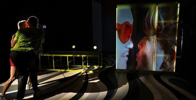 To skuespillere fra teaterforestillingen PLATFORM:LIVE